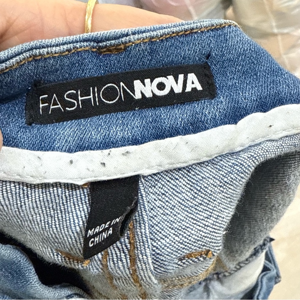 Fashion Nova Distressed Straight-Leg Jeans – Size 7 – Excellent Condition - Picture 15 of 15